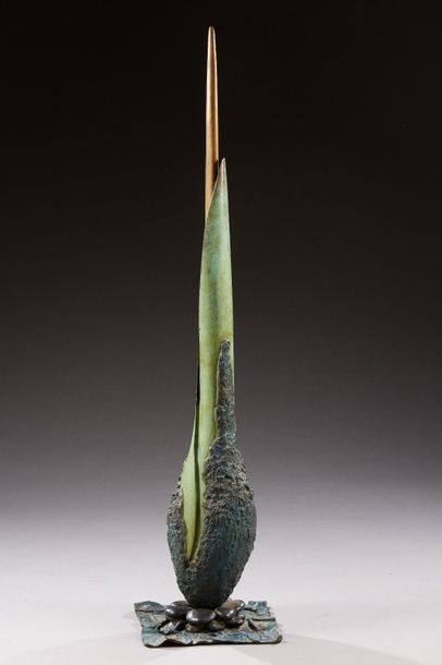 TRAVAIL MODERNE 
Sculpture végétale en bronze à patine médaille et verte
H: 172 ...
