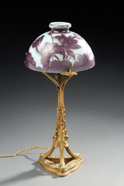 Émile GALLÉ (1846-1904) 
Lampe à piétement végétal en bronze doré enserrant un réflecteur...