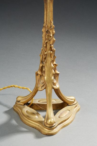 Émile GALLÉ (1846-1904) 
Lampe à piétement végétal en bronze doré enserrant un réflecteur...