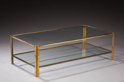 MAISON MALABERT, attribué à 
Table basse en bronze doré présentant deux plateaux...
