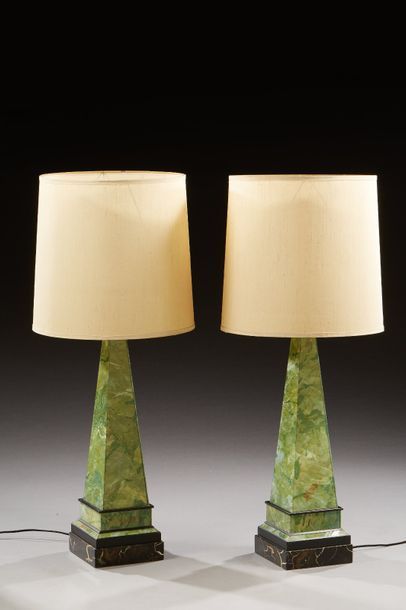 TRAVAIL FRANÇAIS 
Paire de lampes en pierre verte et marbre Portor figurant des obélisques
H:...