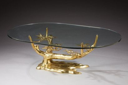 ALAIN CHERVET (né en 1944) 
Table basse en bronze doré à plateau ovale en verre reposant...