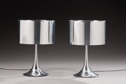 Sebastian WRONG (XXe-XXIe) 
Paire de lampes modèle «Spun Light T1» en aluminium brossé
Édition...