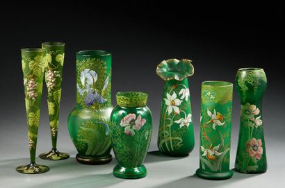 Manufacture de CLICHY 
Suite de sept vases en verre teinté vert à décor émaillé en...