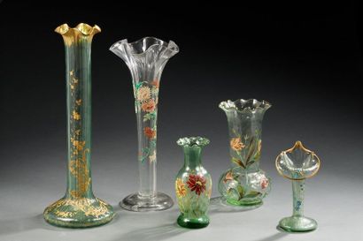 Manufacture de CLICHY 
Suite de cinq vases soliflores en verre translucide à décor...