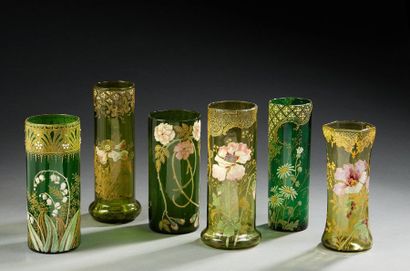 Manufacture de CLICHY 
Suite de six vases tubulaires en verre teinté vert à décor...