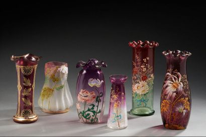 Manufacture de CLICHY 
Suite de six vases à cols polylobés en verre teinté mauve...