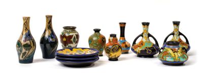 HOLLANDE 
Lot comprenant neuf vases miniatures et trois sou- coupes en faïence émaillée...