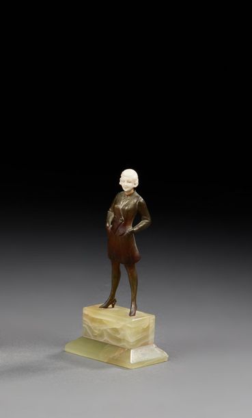 R LOR (XIX-XXème) 
*Sculpture chryséléphantine figurant une femme les mains dans...