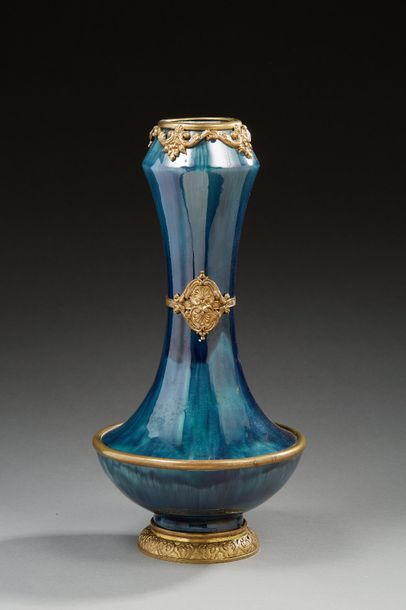 TRAVAIL 1900 
Vase à panse renflée et col bulbeux en porce­laine émaillée bleue nuancée...