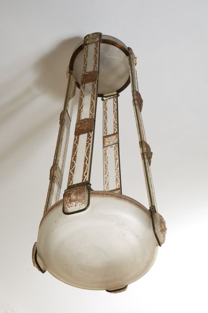 RENE LALIQUE (1860-1945) 
Rare et important lustre «Masques» grand modèle en verre...