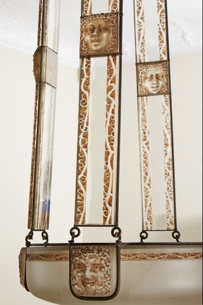 RENE LALIQUE (1860-1945) 
Rare et important lustre «Masques» grand modèle en verre...