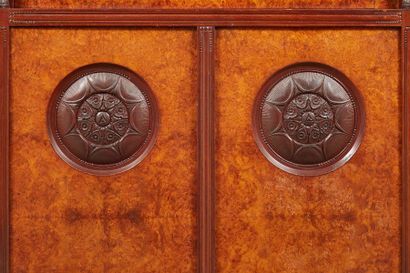 Georges de BARDYERE (1883-1941) 
Armoire vitrine à caisson cubique en acajou et ronce...