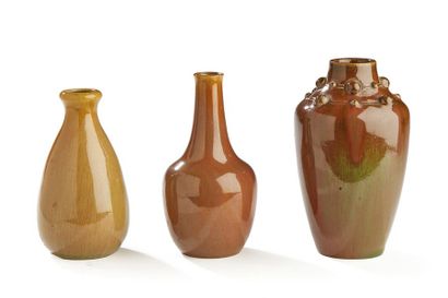 AUGUSTE DELAHERCHE (1857-1940) 
Suite de trois vases japonisants en grès émaillé...