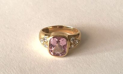 null Bague en or jaune 18K (750°/00) sertie d'une kunzite t.coussin (env.4 cts) épaulée...