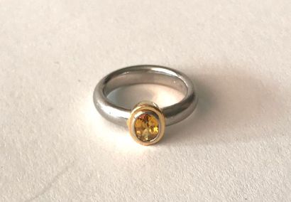 null Bague en platine (950°/00) et or jaune 18K (750°/00) ornée d'un saphir jaune...