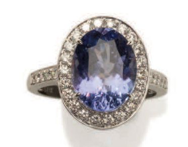 null Bague en or blanc 18K (750°/00) ornée d'une tanzanite t. ovale d'env. 5.70cts...