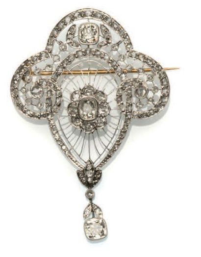 B. NOURY. Art Nouveau 
Pendentif formant broche, collier en platine (950°/00) et...