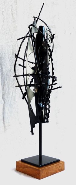 FLORIDA Emile Sans titre / Sculpture en acier monochromée en noir, sur socle en bois...