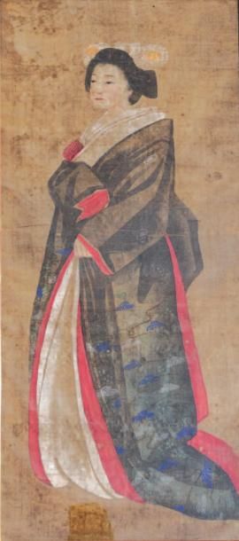 JAPON Peinture sur soie encadrée représentant une geisha. XIXe s. L : 75 x 32 cm