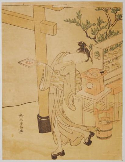 JAPON Estampe de Harunobu, une jeune femme devant un tori porte un plateau de pâtisseries....