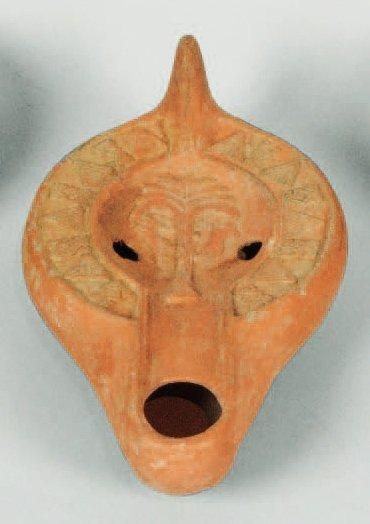 null Médaillon orné d'un palmier et deux petits animaux. La bordure à décor de triangles...