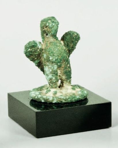 null Figurine en bronze à épaisse patine verte, croûteuse d'un aigle, debout sur...