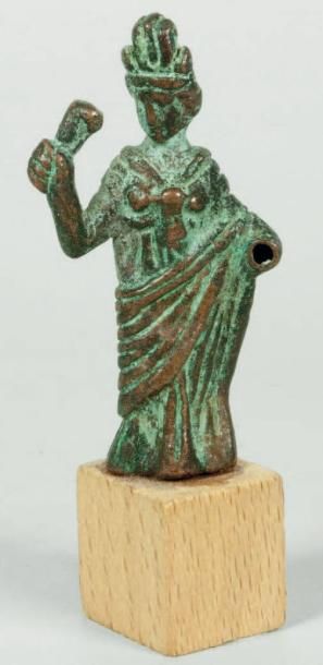 null Petite statuette en bronze d'Isis -Aphrodite, debout vêtue d'un himation finement...