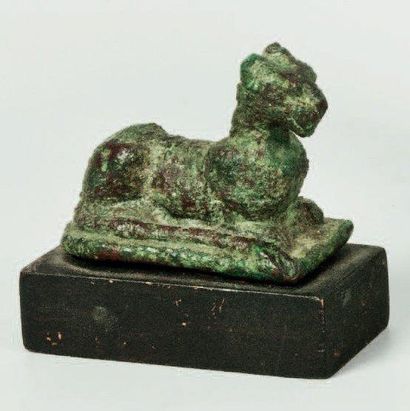 null Figurine en bronze à patine rouge et verte d'une lionne assise, le pelage et...