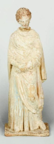 MONDE GREC Statuette en terre cuite beige rosée d'une jeune femme debout, vêtue d'un...