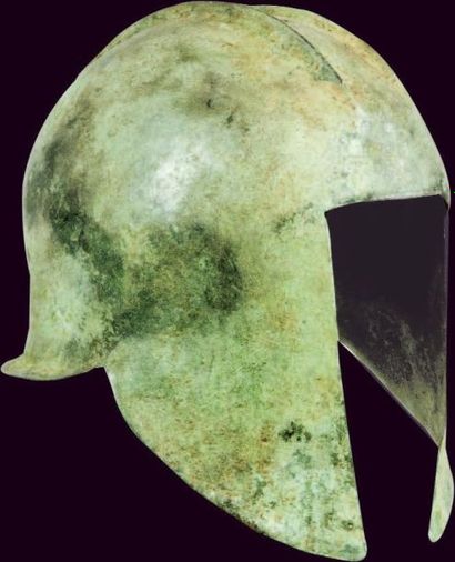 MONDE GREC Casque en bronze à fine patine verte lisse, de type ILLYRIEN du VIème...