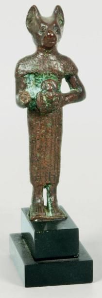 EGYPTE Statuette en bronze à patine rouge et verte, figuration de la Déesse Bastet...