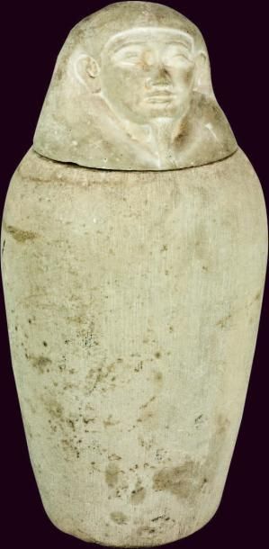EGYPTE Vase Canope en pierre calcaire, avec son bouchon à forme de tête humaine,...