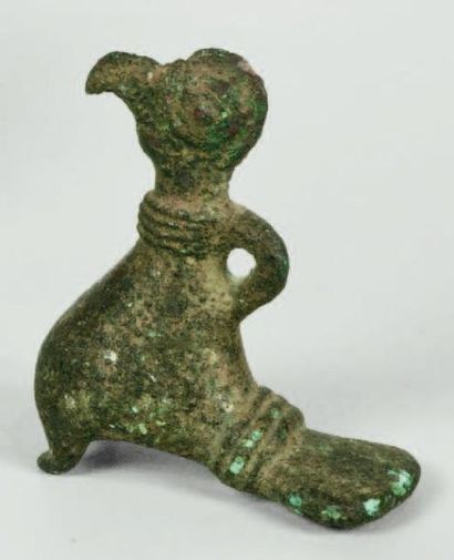 DIVERS Figurine en bronze d'un oiseau stylisé, un anneau de suspension au niveau...