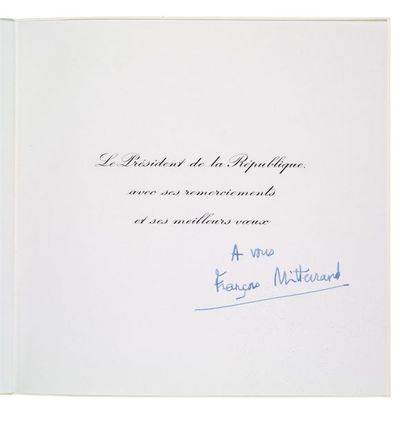 François MITTERRAND (1916-1996) Carte de voeux signée avec un mot autographe. [Vers...