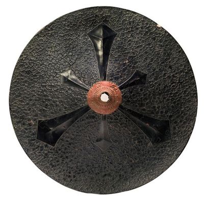 JAPON - Epoque EDO (1603 - 1868) Jingasa en laque noire imitant le cuir craquelé,...