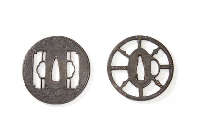 JAPON Deux tsuba en fer, l'une à décor ajouré en yo-sukashi d'une roue et incrusté...
