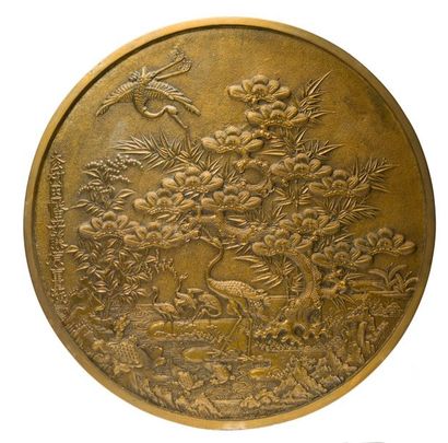 JAPON - Début XXe siècle Important miroir en bronze à décor de grues en vol et sous...
