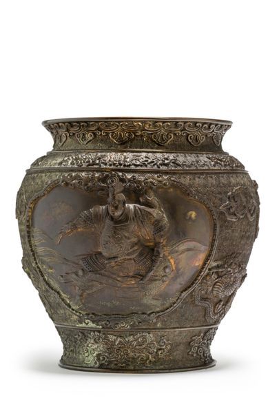 JAPON - XIXE SIÈCLE Pot balustre en bronze à patine brune à dé­cor en relief de samouraï...