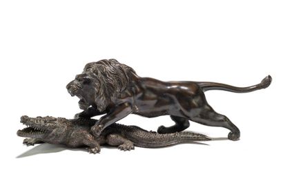 JAPON - Epoque MEIJI (1868 - 1912) Groupe en bronze à patine brune, lion attaquant...