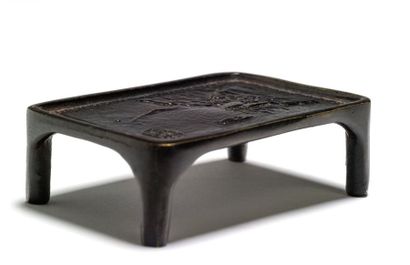 JAPON - Début XXe siècle Table miniature en bronze ornée d'un décor de paysages....