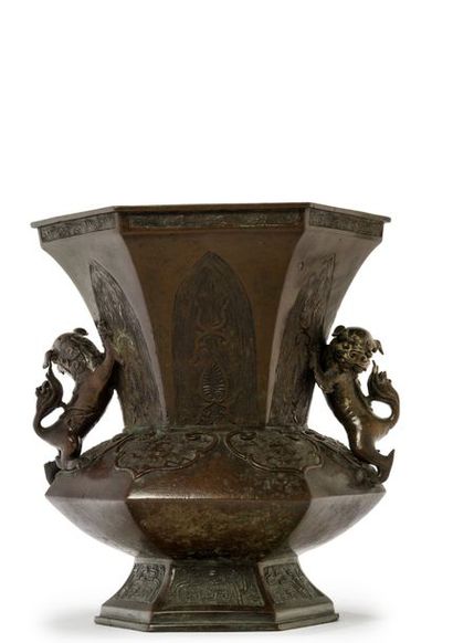 JAPON Vase de forme hexagonale en bronze à patine brune, à décor ar­chaïsant évoquant...