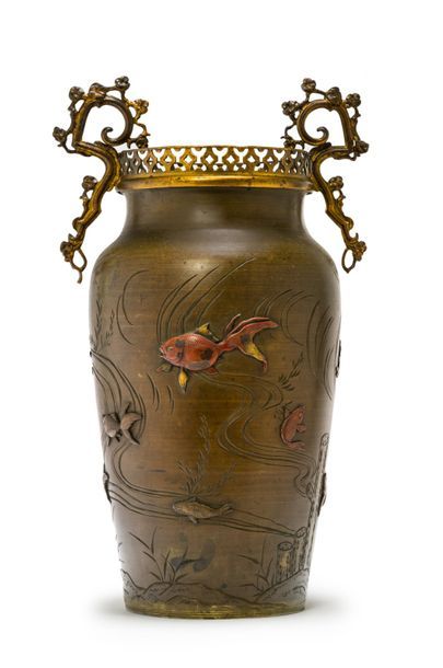 JAPON Vase en bronze à patine brune à décor incisé et incrusté en suaka de cyprins...