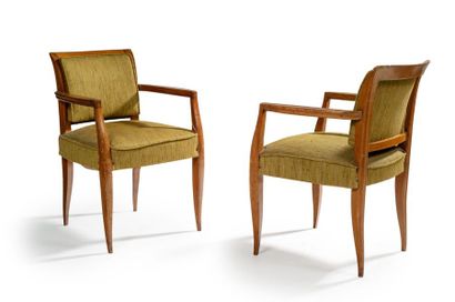 ALFRED PORTENEUVE (1896-1949) Paire de fauteuils en noyer et tissu vert
Vers 1935-1940
H:...