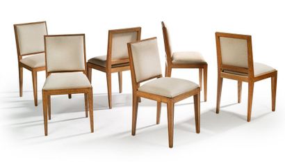 JACQUES ADNET (1900-1984) Suite de six chaises en chêne à dossier et galettes recouvertes...