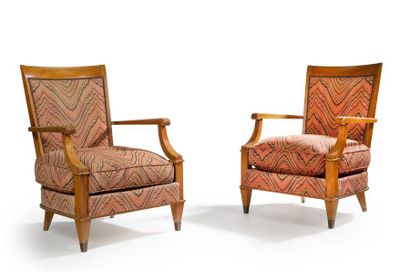 André ARBUS (1903-1969) Paire de fauteuils en noyer
Tissu orange à motifs géométriques
Estampillés...