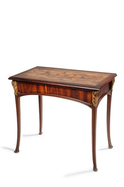 TRAVAIL 1900 Table bureau en acajou mouluré et sculpté à rehauts de dorures et à...