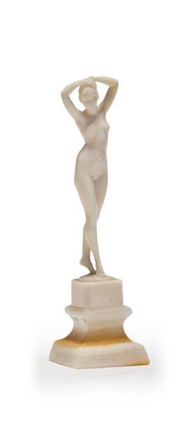 DELAPCHIE (XXème) * «Femme se coiffant»
Sculpture en ivoire
Base en onyx
Signée «Delapchie»
H:...