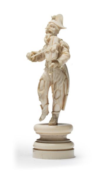 TRAVAIL RUSSE * «Violoniste sur toit»
Sculpture en ivoire
H: 13 cm (Pied recollé...