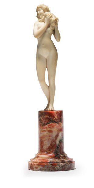 TRAVAIL ANONYME * «Danseuse aux chats»
Sculpture en ivoire
Socle en marbre
H: 14...